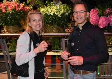 Natalie van den Bos van Royal FloraHolland drinkt een bakje koffie met John van der Wel van Vilosa.
